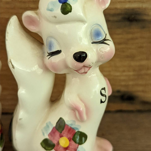 Vintage Anthropomorphic White Squirrel Magnetic Salt & Pepper Shakers by Enesco - Picture 5 of 10